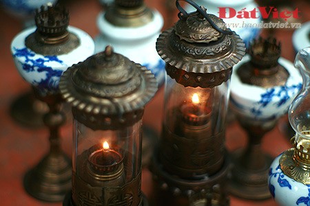 Đèn dầu cổ Trung Quốc có khả nhiều, đa dạng về kiều dáng, mẫu mã, một số chiếc có tuổi đời trên dưới 100 năm.